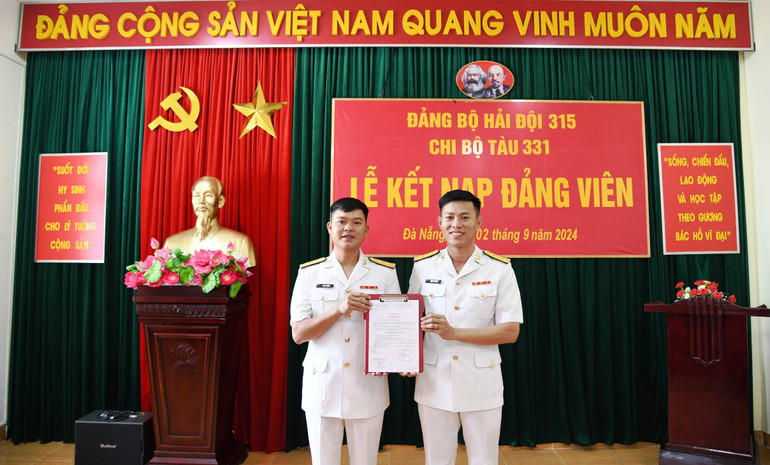 Trao quyết định kết nạp đảng viên cho đồng chí Lê Bặt Thắng, tàu 331, Lữ đoàn 172, Vùng 3 Hải quân.
