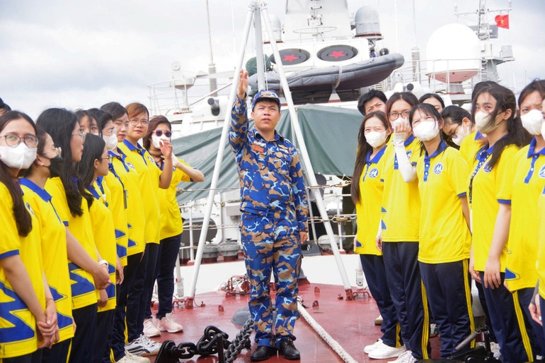 Sinh viên Trường đại học Tài chính – Marketing trải nghiệm thực tế trên tàu Hải quân