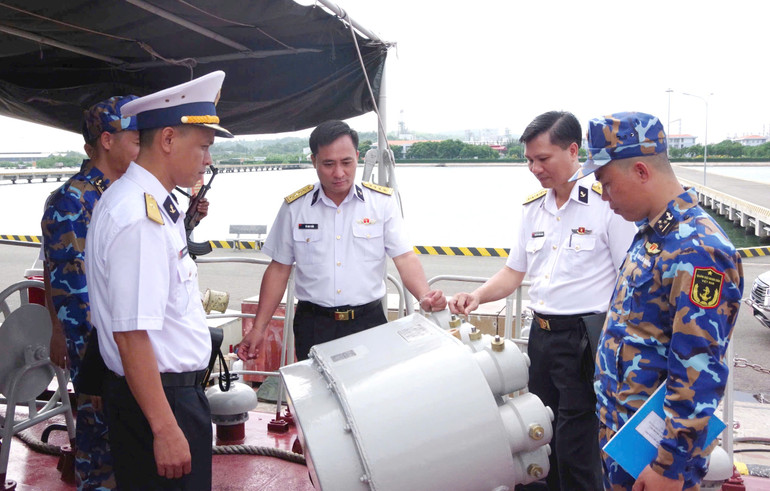 Đại tá Vũ Anh Tuấn, Chủ nhiệm Chính trị Hải quân (đứng giữa) kiểm tra công tác huấn luyện, sẵn sàng chiến đấu tại Lữ đoàn 167.