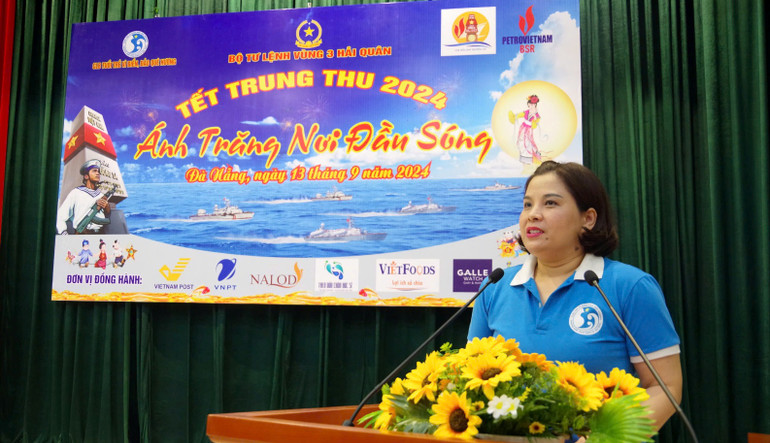 Nghệ sĩ, diễn viên Hồ Liên chủ nhiệm Câu lạc bộ Tuổi trẻ vì biển, đảo quê hương đại diện các nhà tài trợ phát biểu.