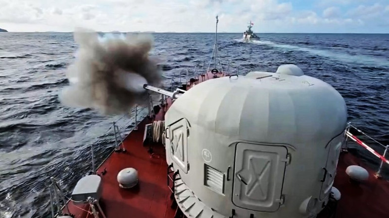 Tàu chiến Vùng 5 thực hành bắn đạn thật tiêu diệt mục tiêu trên mặt nước.