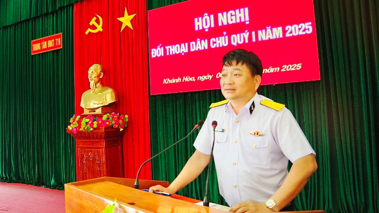 Thượng tá Bùi Xuân Bình, Chính ủy Vùng 4 Hải quân phát biểu tại Hội nghị.