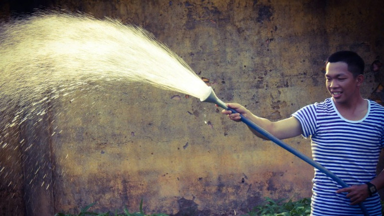 Binh nhì, cử nhân Nguyễn Hoàng Duy rất hứng thú với nhiệm vụ chăm sóc vườn rau xanh.