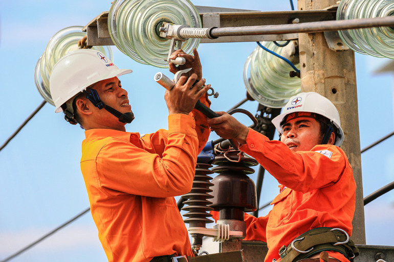 Công nhân Điện lực Gia Lai bảo dưỡng, sửa chữa đường dây 35Kv trước kỳ nghỉ lễ 2/9.