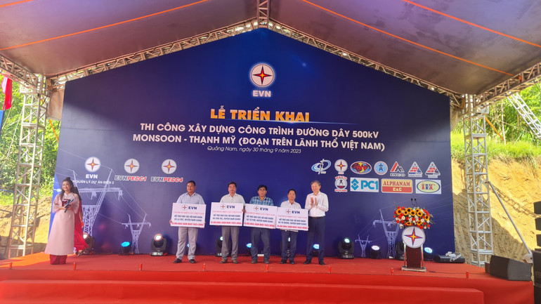 Tặng quà cho người dân 4 xã của huyện Nam Giang có đường dây đi qua.