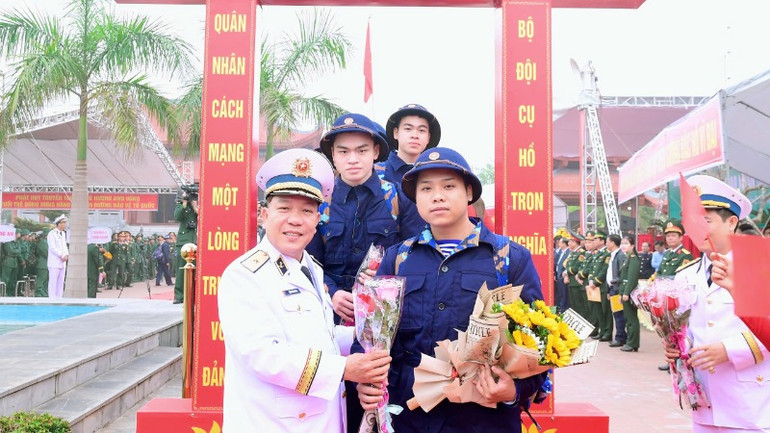 Chuẩn Đô đốc Trần Xuân Văn, Bí thư đảng ủy, Chính ủy Vùng 1 tặng hoa thanh niên nhập ngũ. Chuẩn Đô đốc Trần Xuân Văn, Bí thư đảng ủy, Chính ủy Vùng 1 tặng hoa thanh niên nhập ngũ.