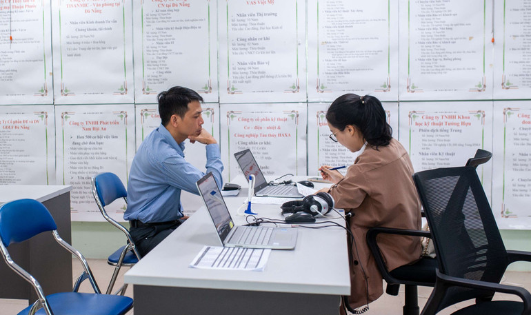 Doanh nghiệp tư vấn, giới thiệu việc làm cho người lao động.