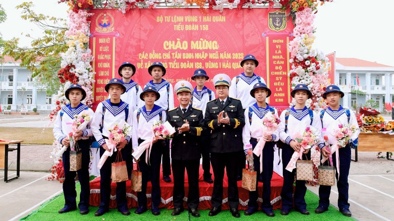 Chỉ huy Tiểu đoàn 158, Vùng 1 Hải quân chào mừng chiến sĩ mới về đơn vị. Chỉ huy Tiểu đoàn 158, Vùng 1 Hải quân chào mừng chiến sĩ mới về đơn vị.