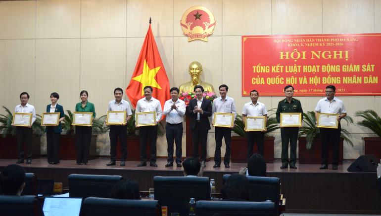 Trao bằng khen cho 9 tập thể và 18 cá nhân có thành tích xuất sắc trong triển khai thực hiện hành Luật Hoạt động giám sát của Quốc hội và Hội đồng nhân dân.