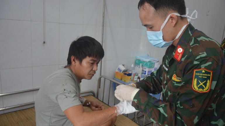 Sau khi được phẫu thuật, ngư dân đã hoàn toàn tỉnh táo, các ngón tay bị thương đã có cảm giác vận động.