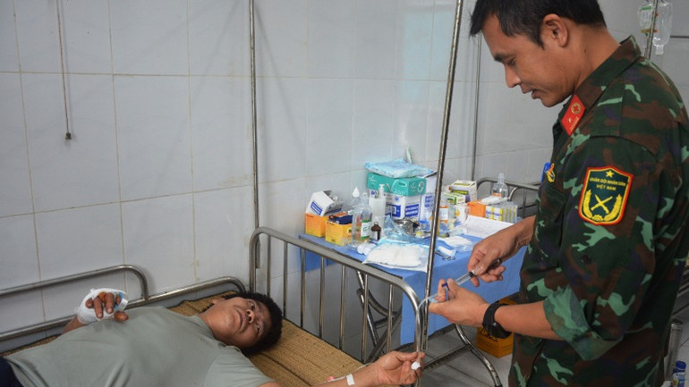 Ngư dân Võ Xuân Vĩ khi mới được đưa vào bệnh xá Song Tử Tây.