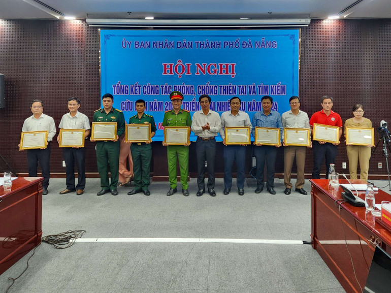 Tặng Bằng Khen cho các đơn vị, các nhân có đóng góp trong công tác phòng, chống thiên tai và tìm kiếm cứu nạn năm 2023.