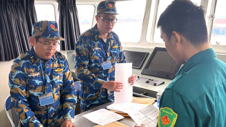 Học viên tham gia thi chuyên ngành Thông tin viên trên tàu.