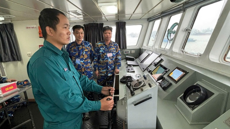 Học viên tham gia thi chuyên ngành Lái tàu.