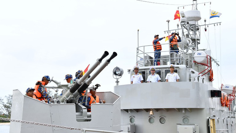 Đại tá Trịnh Xuân Tùng kiểm tra công tác sẵn sàng chiến đấu trên Tàu 251, Hải đội 512, Lữ đoàn 127.