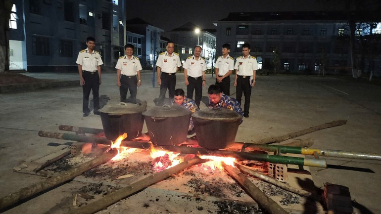 Nồi bánh chưng ấm lòng cán bộ chiến sĩ Hải quân.