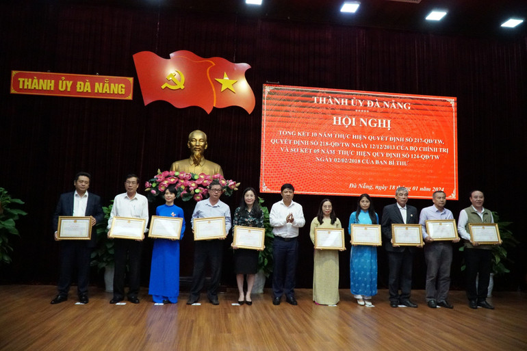 Tặng Bằng khen cho các tập thể và cá nhân có thành tích xuất sắc trong công tác giám sát, phản biện xã hội.