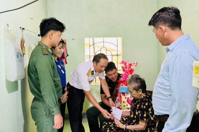 Đại diện Trạm ra đa 560, Đồn Biên phòng thành phố Tuy Hòa, Đoàn xã Bình Kiến phối hợp tổ chức thăm hỏi, tặng quà gia đình bà Lê Thị Trạng, nguyên chiến sĩ cách mạng bị địch bắt và tù đày trong kháng chiến Mỹ tại thôn Thượng Phú, xã Bình Kiến, thành phố Tuy Hòa, tỉnh Phú Yên.