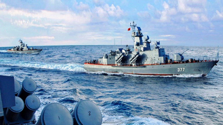 Đội hình chiến đấu của Lữ đoàn 167 huấn luyện thực chiến trên biển.