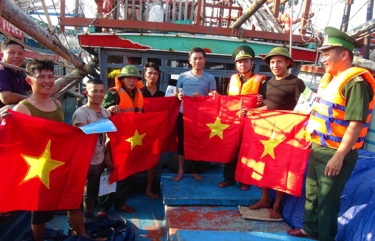 Phát triển kinh tế phải gắn chặt với xây dựng đời sống văn hóa, phát triển con người. Phát triển kinh tế phải gắn chặt với xây dựng đời sống văn hóa, phát triển con người.