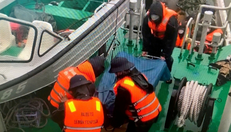 Tàu 285 tiếp nhận thi thể nạn nhân để đưa về cảng Hải đội 2, Bộ đội Biên phòng Quảng Ninh bàn giao theo quy định.