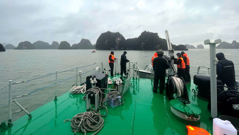 Tàu 285 tiếp cận xuồng 1114 vừa vớt được thi thể trôi dạt.