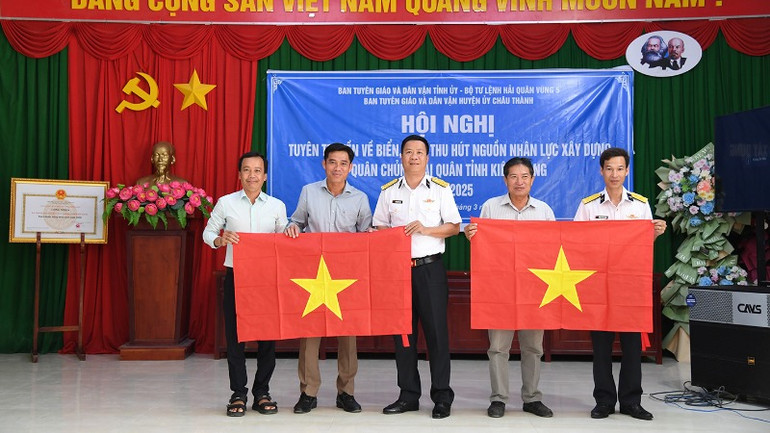 Ban tổ chức tặng cờ Tổ quốc cho ngư dân.