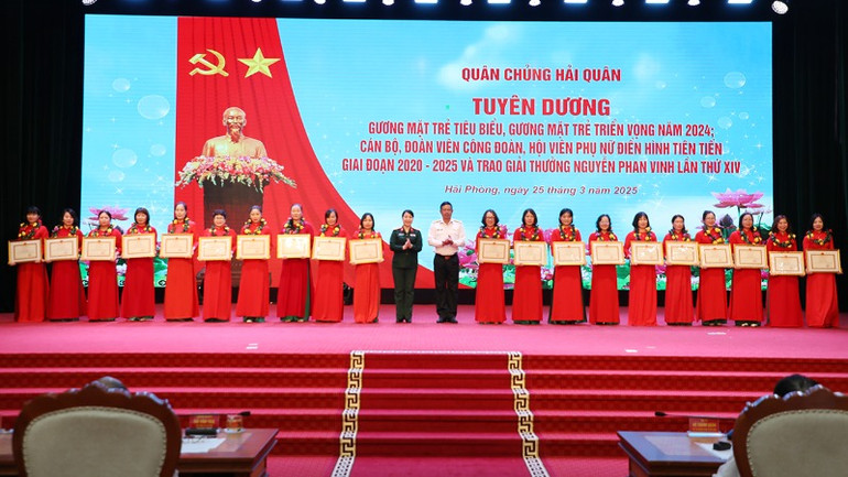 Thủ trưởng Bộ Tham mưu và Ban Phụ nữ Quân đội trao thưởng 20 cán bộ, hội viên phụ nữ tiêu biểu xuất sắc.