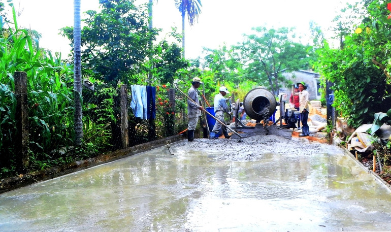 Người dân Hòa Vang tích cực tham gia làm đường bê-tông nông thôn. Người dân Hòa Vang tích cực tham gia làm đường bê-tông nông thôn.