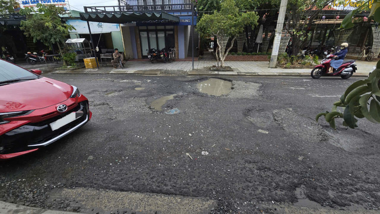 Đường nội bộ trong các khu dân cư ở phường Điện Thắng Trung hư hỏng nặng.