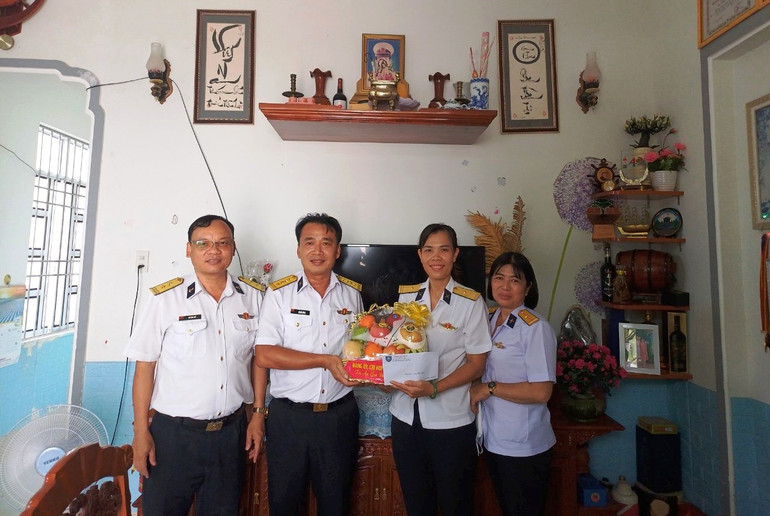 Đại tá Đỗ Hải Đăng, Phó Chính ủy Lữ đoàn 146 tặng quà gia đình liệt sĩ Trần Văn Phương.