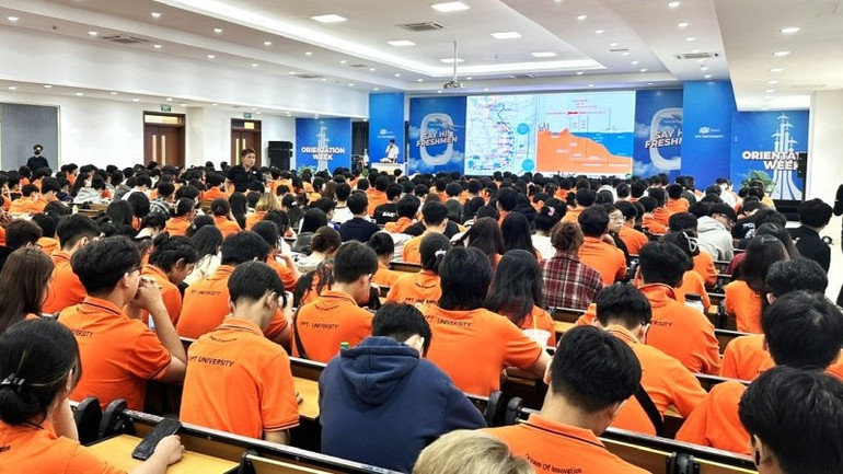 Hàng trăm sinh viên Đại học FPT Cần Thơ tham gia tìm hiểu về biển đảo.