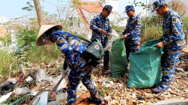 Đoàn cơ sở Trung đoàn 251, Vùng 2 Hải quân phối hợp với đơn vị kết nghĩa vệ sinh môi trường.
