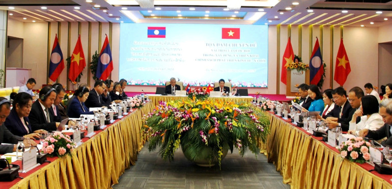 Các đại biểu nghe tham luận về Chính sách thu hút, quản lý đầu tư nước ngoài và chính sách phát triển kinh tế tập thể tại Việt Nam.