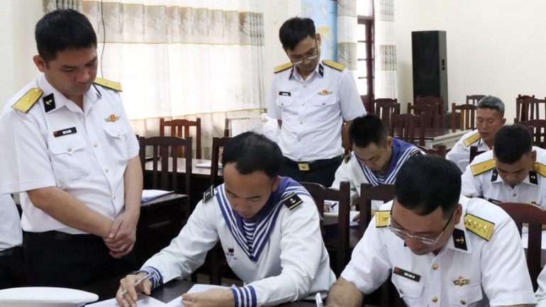 Kiểm tra về nhận thức chính trị của cán bộ, chiến sĩ.