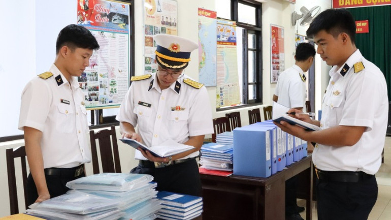 Kiểm tra hồ sơ sổ sách tham mưu.