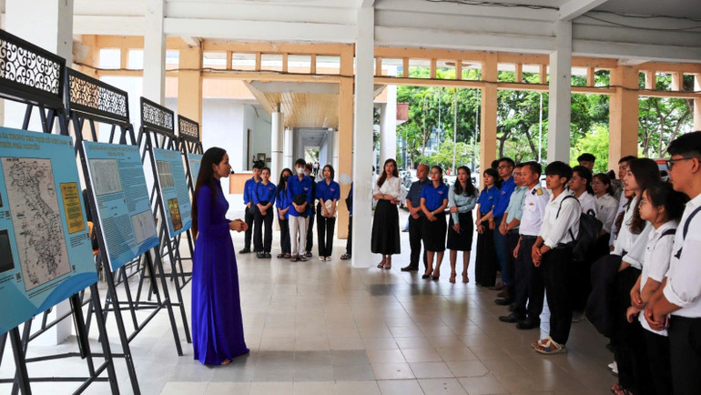 Các đại biểu nghe giới thiệu lịch sử xác lập chủ quyền của Việt Nam đối với quần đảo Hoàng Sa.