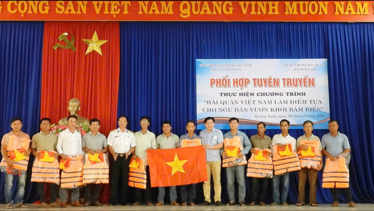 Tặng áo phao và cờ Tổ quốc cho ngư dân Núi Thành, Quảng Nam.