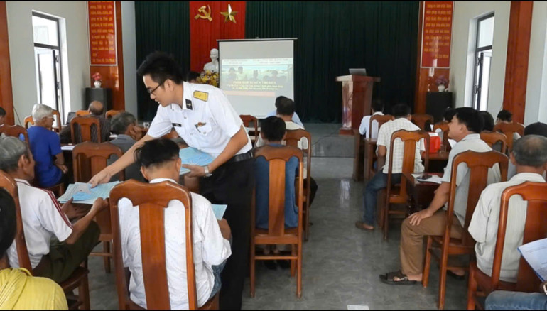 Phát tờ rơi cho ngư dân tuyên truyền Chỉ thị 45/CT-TTg của Thủ tướng Chính phủ.