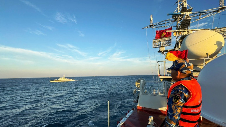 Nhân viên Tín hiệu Tàu 263, Vùng 5 Hải quân huấn luyện cờ tay với Tàu 1143 của Hải quân Hoàng gia Campuchia. Nhân viên Tín hiệu Tàu 263, Vùng 5 Hải quân huấn luyện cờ tay với Tàu 1143 của Hải quân Hoàng gia Campuchia.