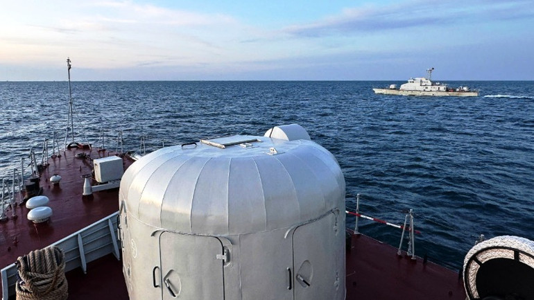 Hải quân Việt Nam và Camphuchia tuần tra chung để duy trì hòa bình, ổn định trên hướng biển phía nam.