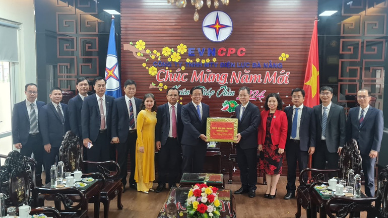 Tặng quà Tết và động viên đội ngũ cán bộ, công nhân Điện lực Đà Nẵng ở lại trực phục vụ cung cấp điện an toàn, liên tục trong những ngày nghỉ Tết.