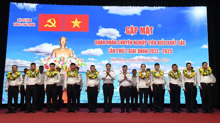 Thủ trưởng Bộ Tư lệnh Vùng 1 tặng Giấy khen và Kỷ niệm chương cho quân nhân chuyên nghiệp tiêu biểu. Thủ trưởng Bộ Tư lệnh Vùng 1 tặng Giấy khen và Kỷ niệm chương cho quân nhân chuyên nghiệp tiêu biểu.