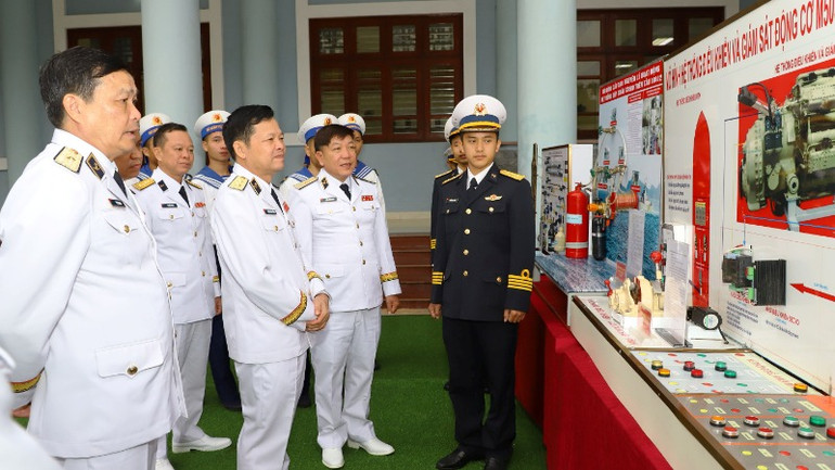 Các đại biểu tham quan sáng kiến cải tiến kỹ thuật của cán bộ, chiến sỹ Vùng 1 Hải quân.