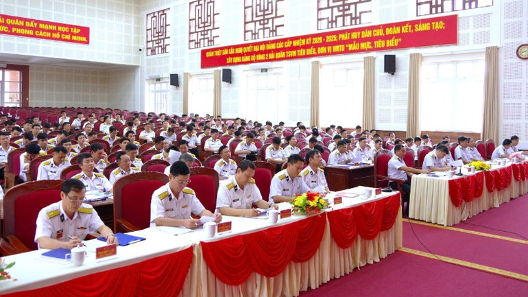 Đại biểu nghe quán triệt Nghị quyết lãnh đạo thực hiện nhiệm vụ năm 2025 của Đảng ủy Vùng 2 Hải quân.