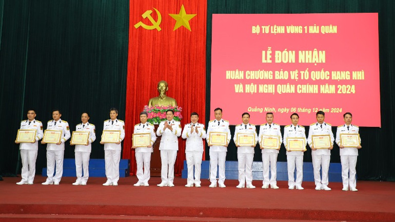 Thủ trưởng Bộ Tư lệnh Vùng 1 trao Giấy khen cho các tập thể và cá nhân có thành tích xuất sắc nhiệm vụ, tiêu biểu trong phong trào thi đua Quyết thắng của Quân chủng năm 2024