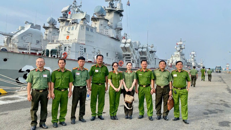 Học viên, cán bộ chiến sĩ Công an tham quan, trải nghiệm thực tế trên tàu Hải quân.