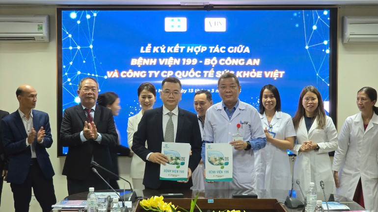 Hai bên trao đổi biên bản thỏa thuận hợp tác trong lĩnh vực tế bào gốc