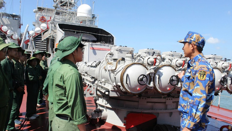 Các sinh viên tham quan khối tàu chiến đấu của Lữ đoàn 171.