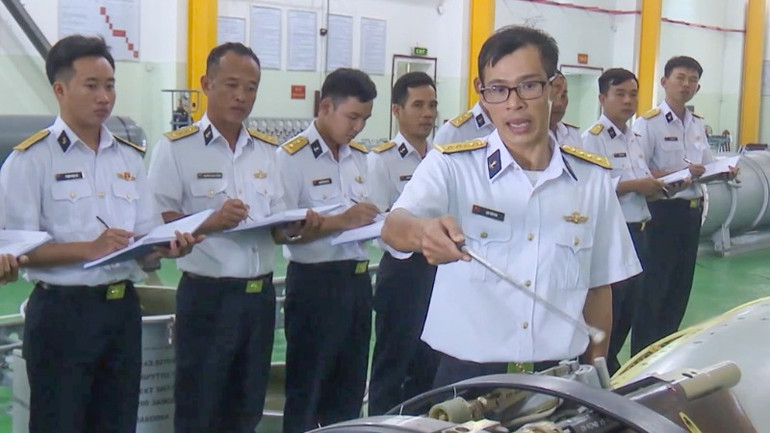 Nghiên cứu, nắm vững tính năng, đặc điểm của vũ khí, trang bị kỹ thuật mới.